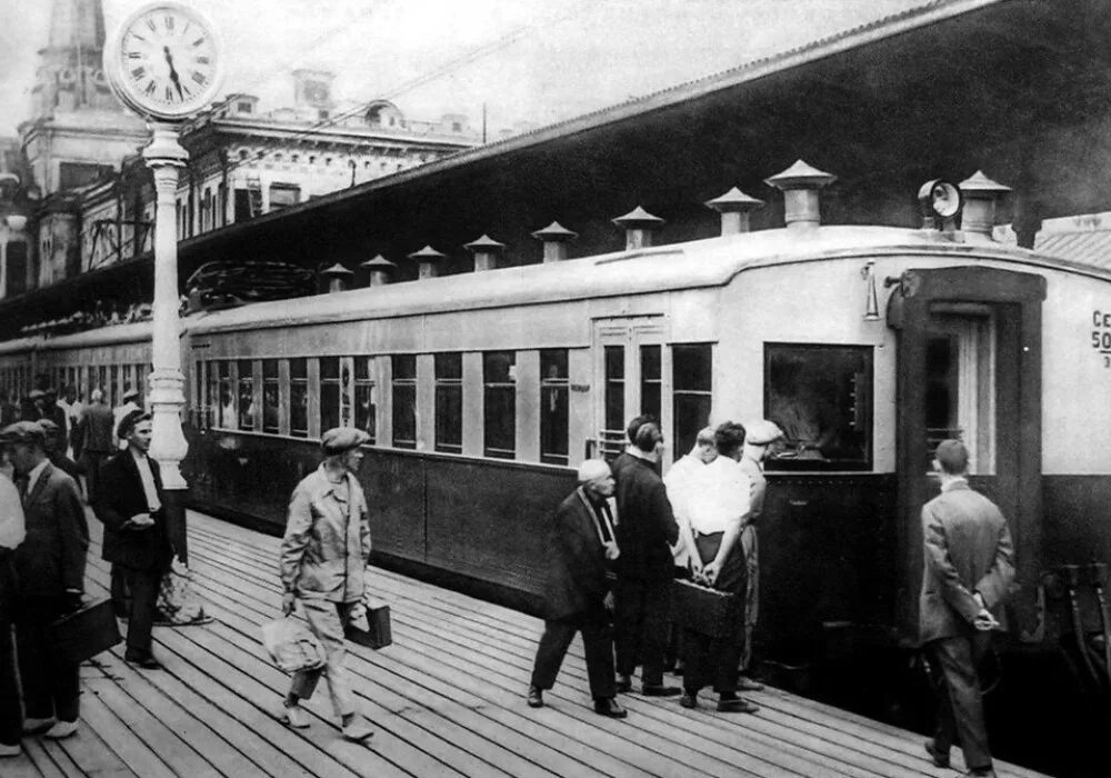 Первая железная дорога в москве. Москва Мытищи электропоезд 1929. Первая электричка Москва Мытищи 1929. Электричка 1929 первая Москва. Станция Мытищи 1929 год.