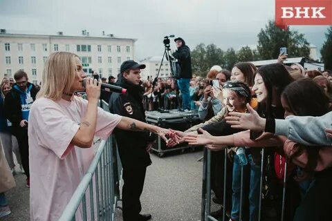 Кто поет заплетаю