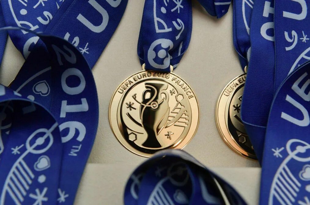 Бронзовые медали евро. Медали чм 2010 по футболу. Медали чемпионата европы по футболу. Медали спортивные футбольные. Медали чм по футболу 2018.