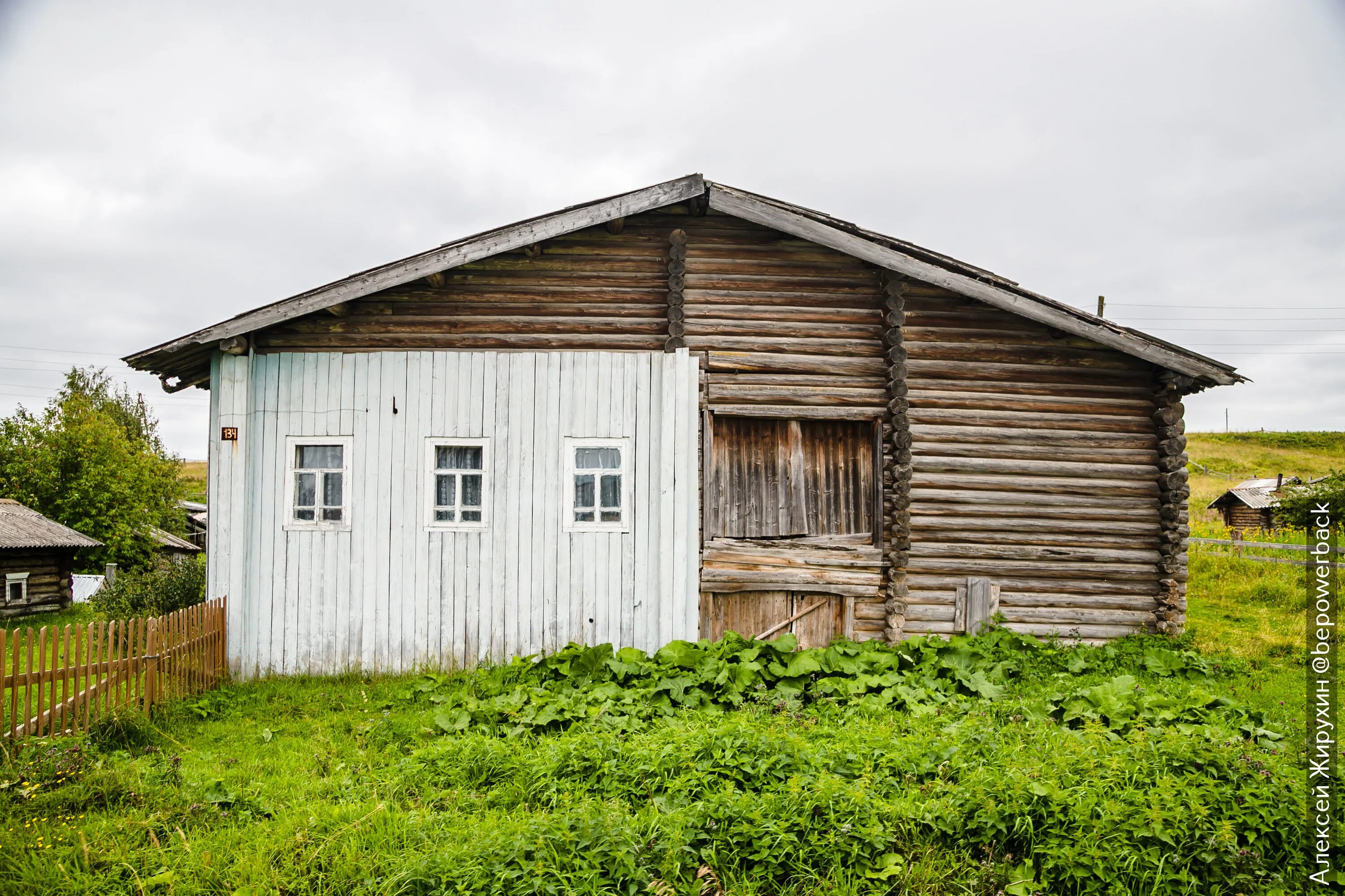 Киров орловская 33. Дом 100 лет назад. Полукаменный дом 19 века пермь. Старые дома 50 лет назад. Деревянный дом 50 лет назад.