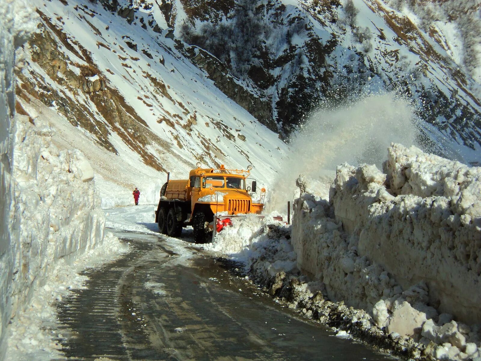 Верхний ларс открыта военно грузинская дорога. Граница южной осетии и грузии. Транскавказская автомагистраль (транскам). Осетия закрыта. Граница южной осетии и грузии.