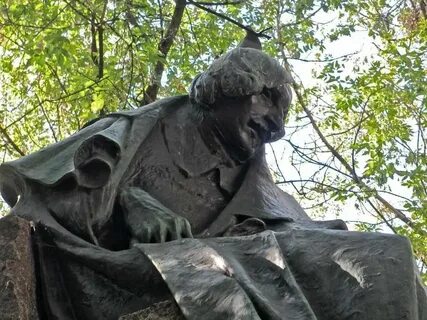 Памятник гоголю