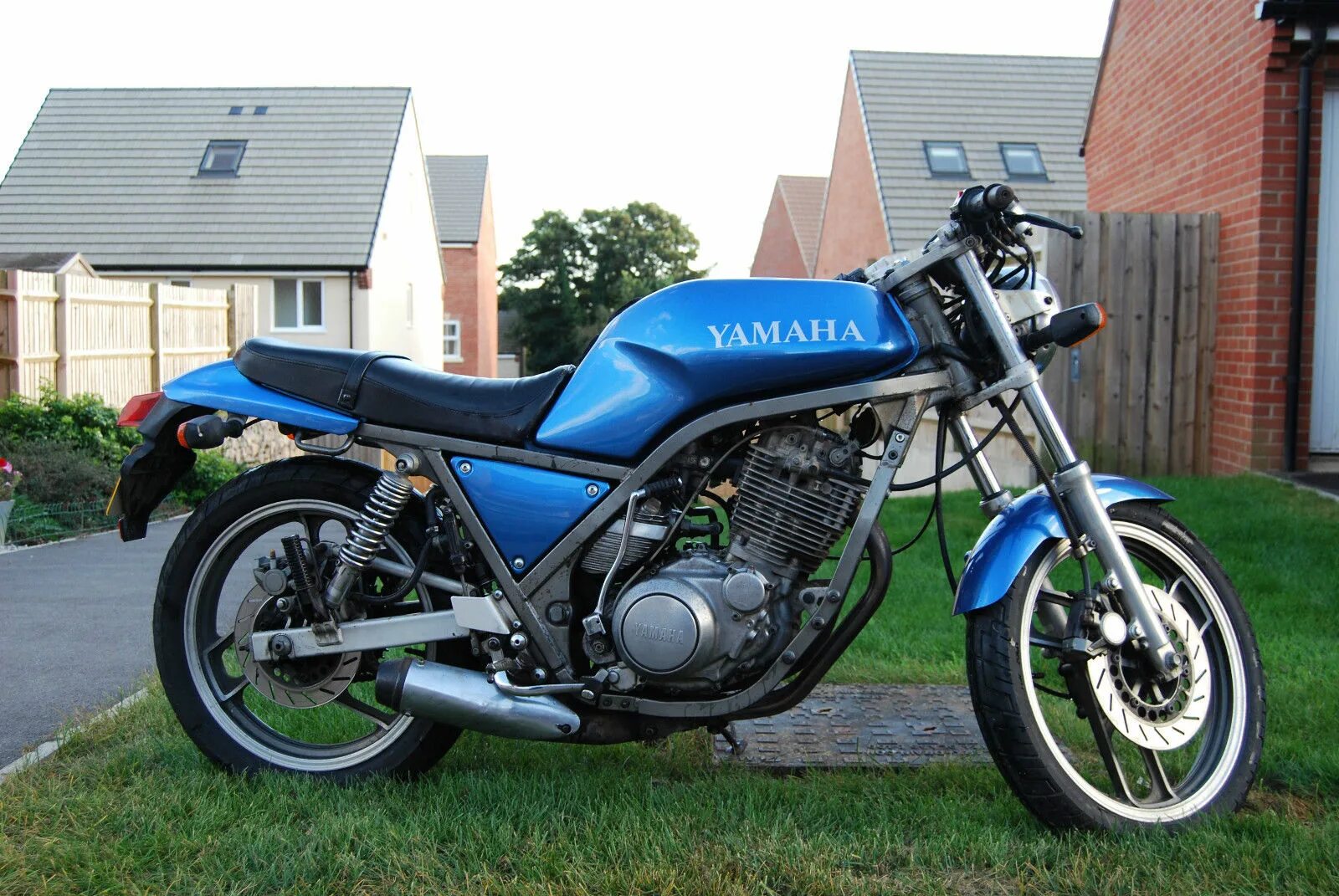 Yamaha sr400. Yamaha sr400. Yamaha 400 кубов дорожник. Yamaha xjr 400 2008. характеристика ямаха 400.