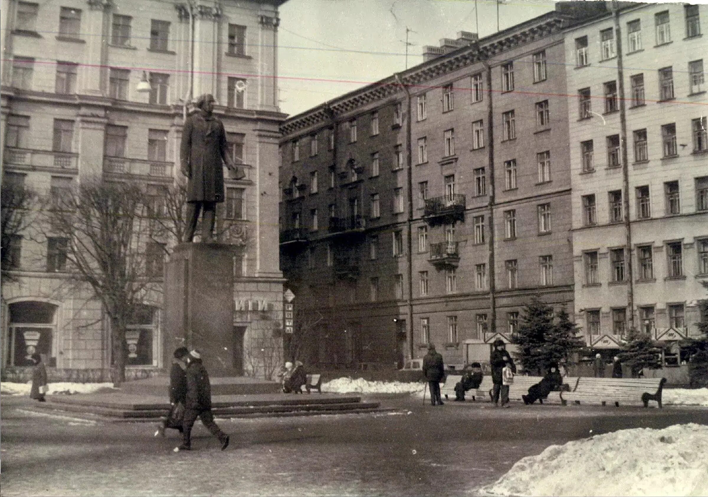 Ленинград большая и толстая. Памятник Добролюбову в СПБ на Петроградке. Петроградская сторона Ленинград. Большой проспект Петроградской стороны памятник Добролюбову. Проспект Щорса Ленинград.