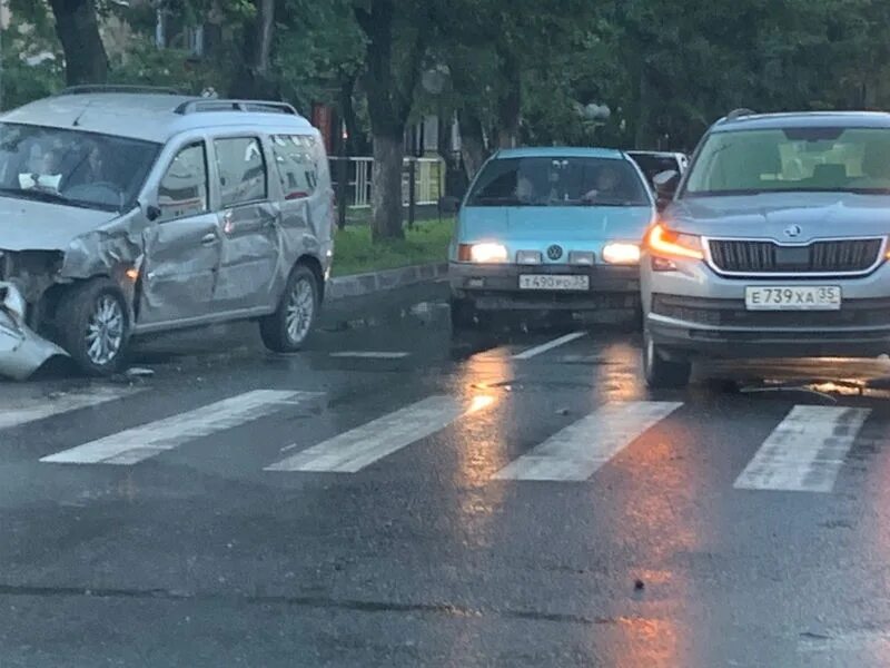 повреждение автотранспорта. повреждение автотранспорта. повреждение автотранспорта. судебная автотехническая экспертиза. действия при автомобильной аварии.