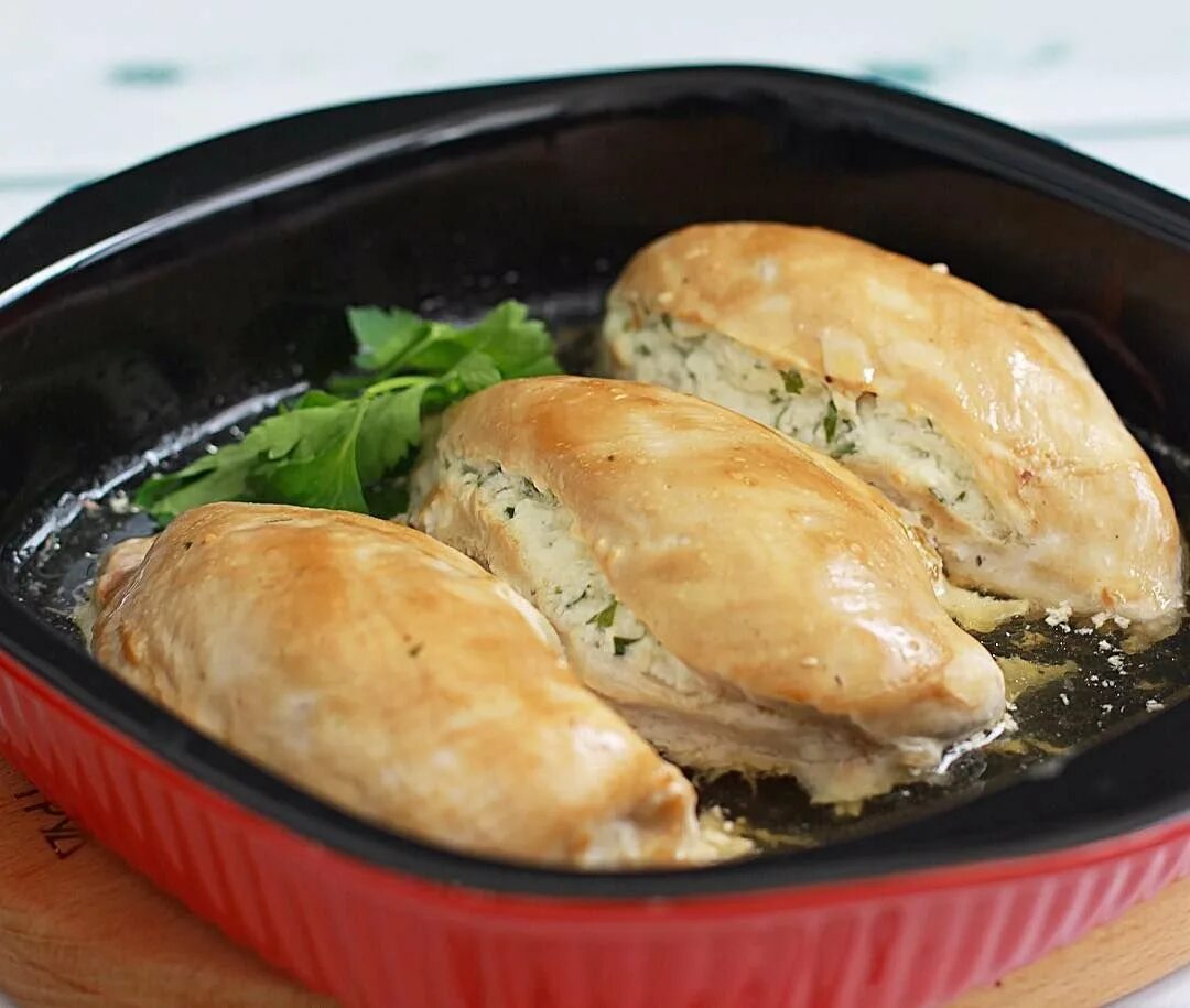 Запекания куриного филе. Филе куриное. фаршированная куриная грудка. запеченное куриное филе с творожным сыром и сыром. куриная грудка фаршированная творогом.