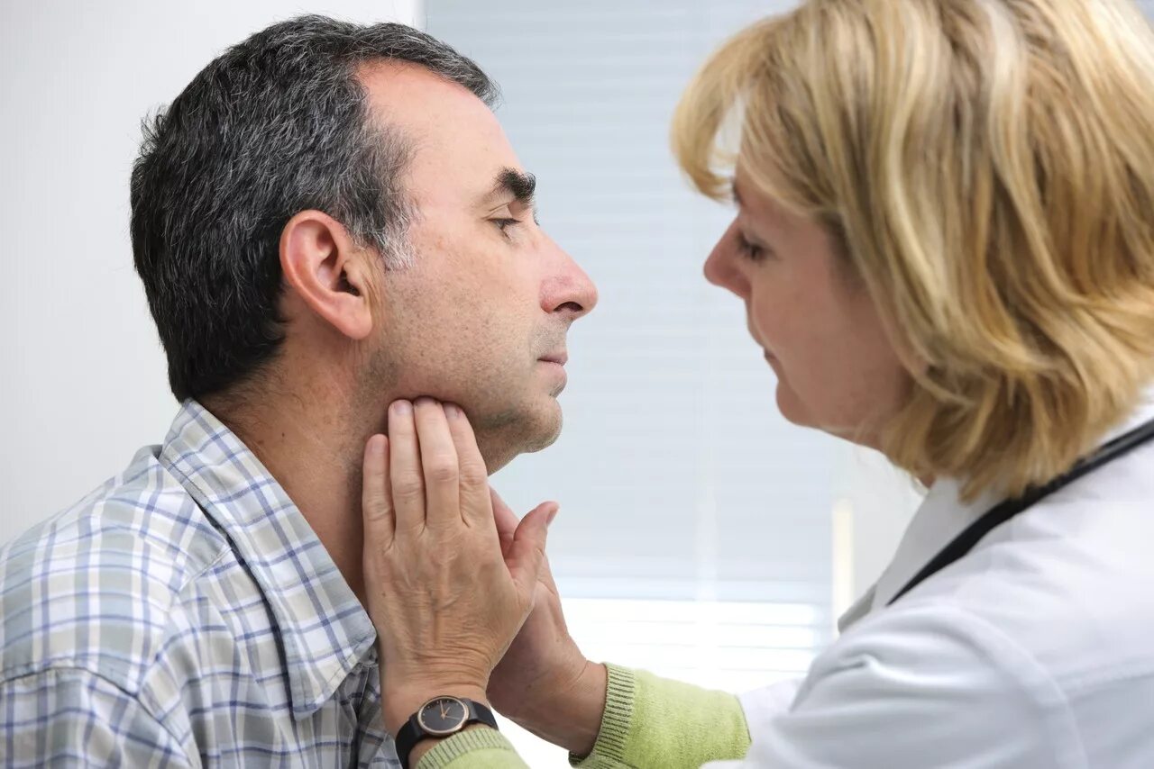 Врач лапает. Врач осматривает шею. Щитовидка врач. Врач осматривает щитовидку. Эндокринные заболевания у мужчин.