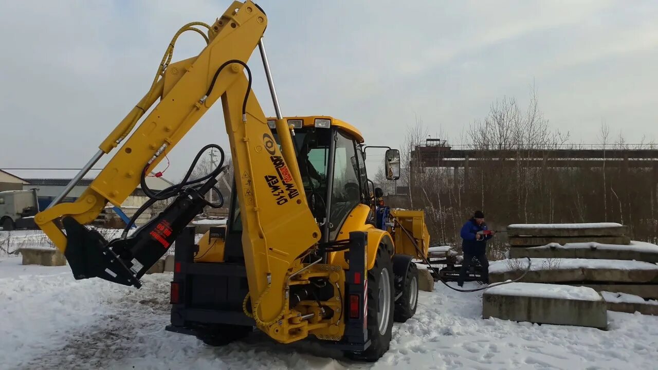 Парк спецтехники hitachi экскаваторы. Члмз-310. Экскаватор umg e330c. Экскаватор-погрузчик jcb 3cx 2012 года. Экскаватор umg 330.