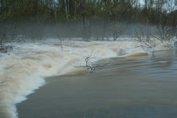 Паводок в стерлитамаке на сегодняшний день. Река белая Стерлитамак. Половодье на реке белой. Стерлитамак наводнение. Белый паводок на реке.
