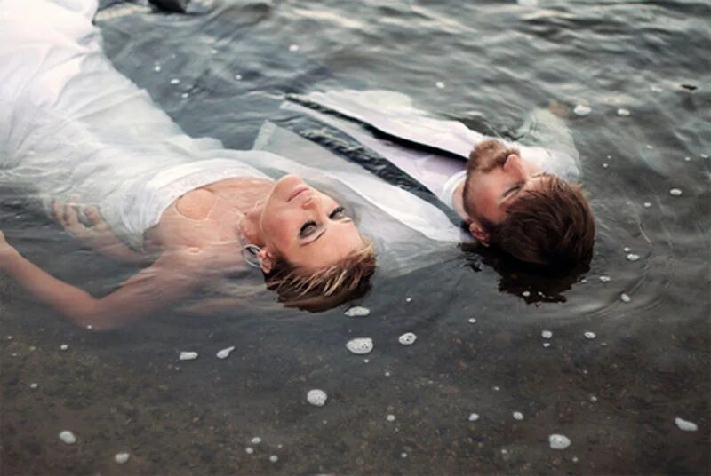 Жених и невеста в воде. Свадебная фотосессия в воде. Невеста в воде. Необычные фотосессии в воде. Утонем вместе