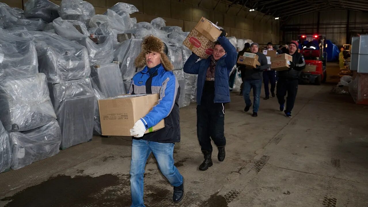 Гуманитарная помощь. Гуманитарная помощь баннер. Гуманитарная помощь военнослужащим. Работник КБ.