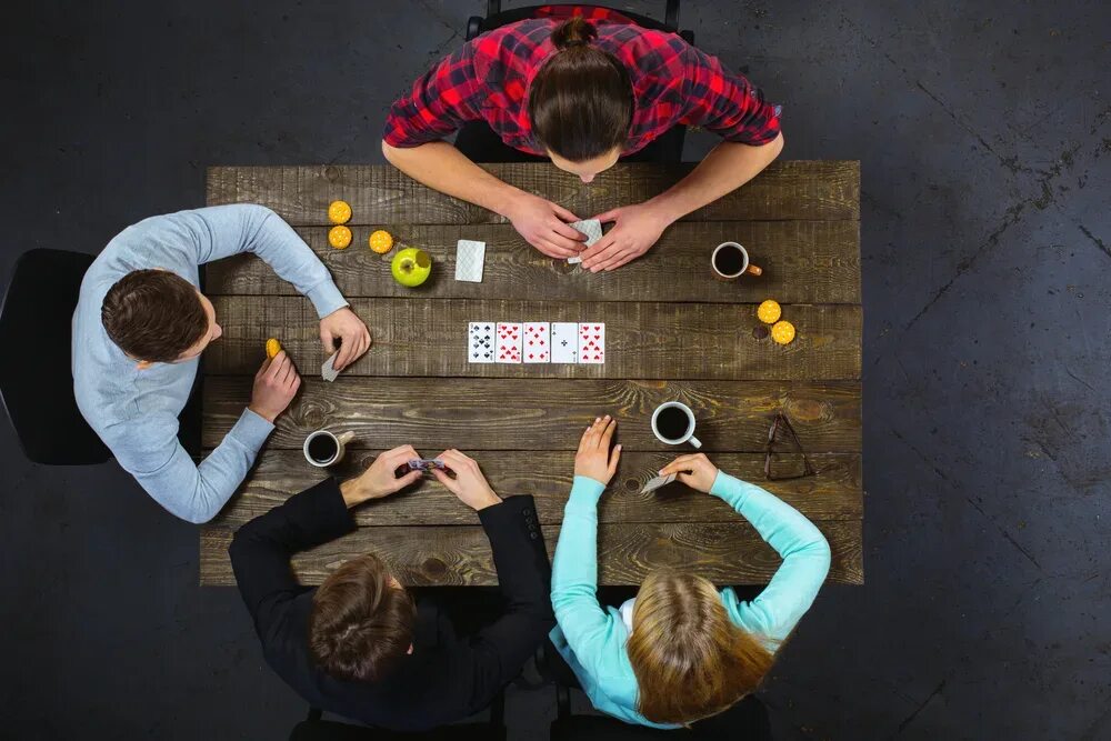 Включи другое 7. Покер 3 человека сидят за столом. Люди за столом вид сверху играют в Покер. Столы друг к другу. Friends playing Poker.
