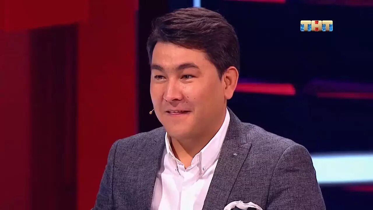 Где логика сабуров. Азамат мусагалиев логика. азамат мусагалиев камеди. ведущий логики азамат мусагалиев. азамат мусагалиев передачи на тнт.