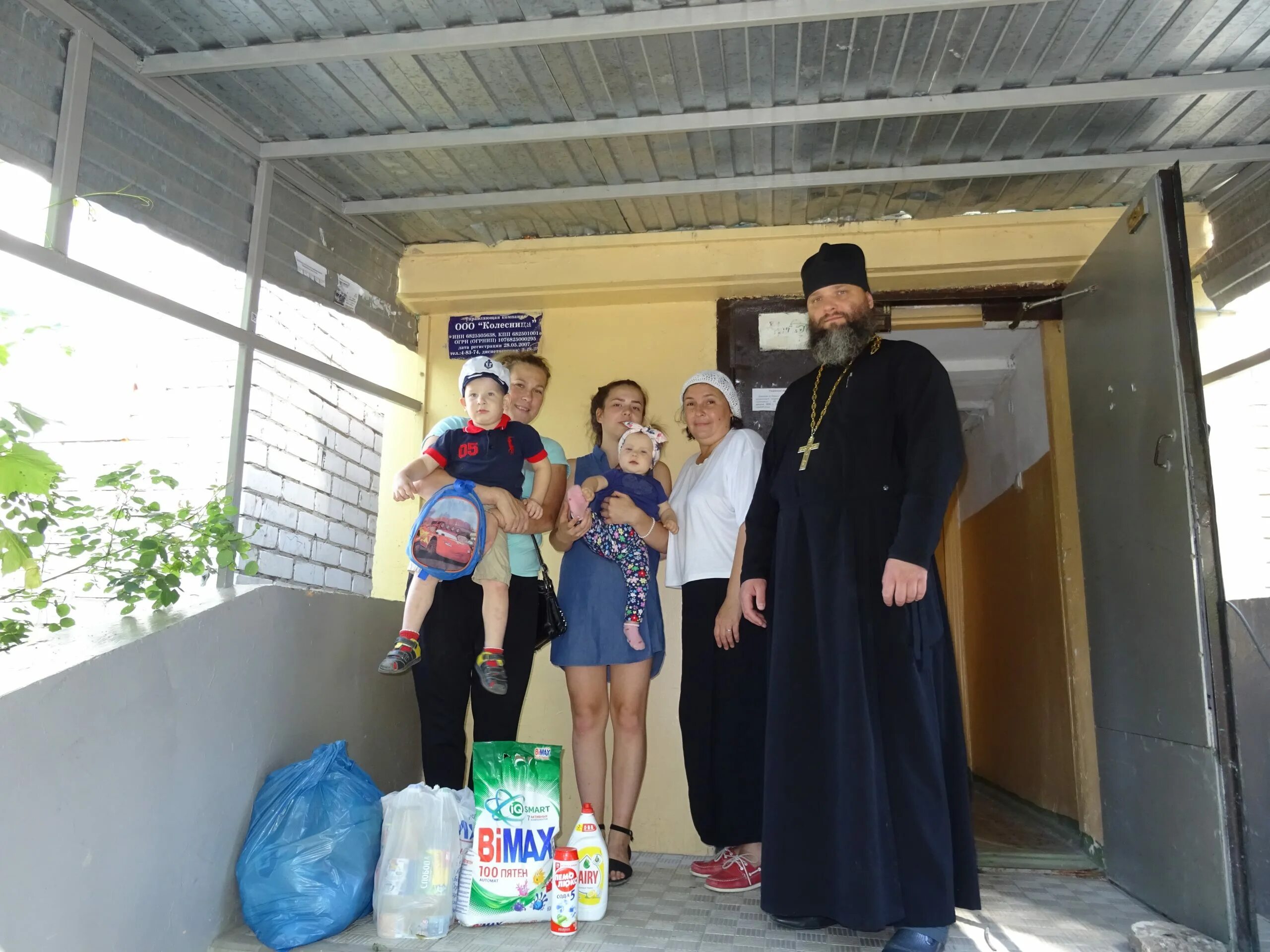 Поддержка храмов. Помощь церкви. Благотворительность в церкви. Многодетная семья Церковь. Помощь многодетным в храме.