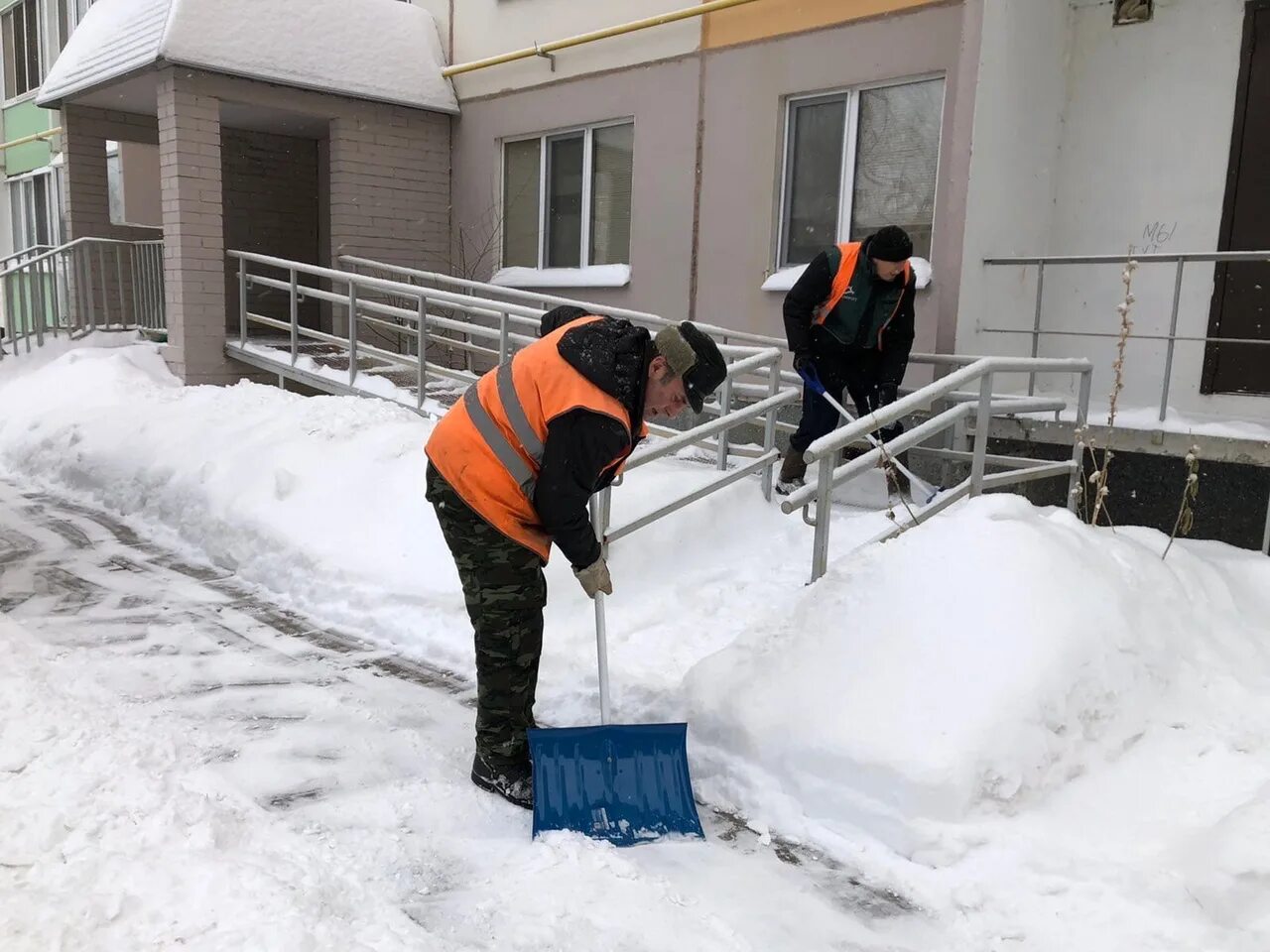 Уборка снега. Уборка снега Ульяновск. Машины для уборки снега внутриквартальных дорог. Внутриквартальная уборка снега. Сугробов работа