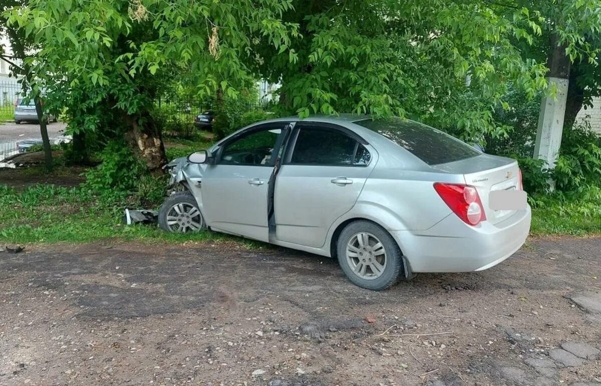 Тверь град происшествия. ДТП В Тверской области легковушка врезалась в дерево. 11 июня 21
