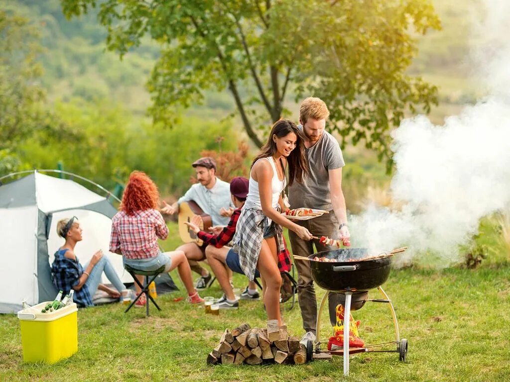 Шашлыки на природе. Барбекю на природе. Пикник на природе. Пикник шашлык на природе. May camp