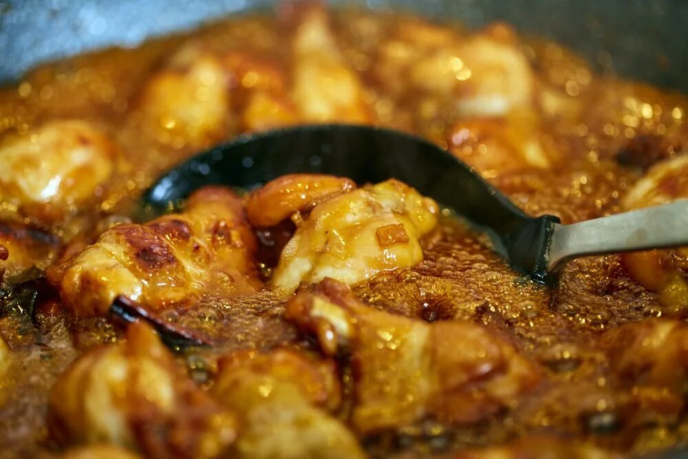 Жареная курица с луком. Курица по еврейски. Курица жареная на сковороде с луком. Курица по-еврейски с луком.