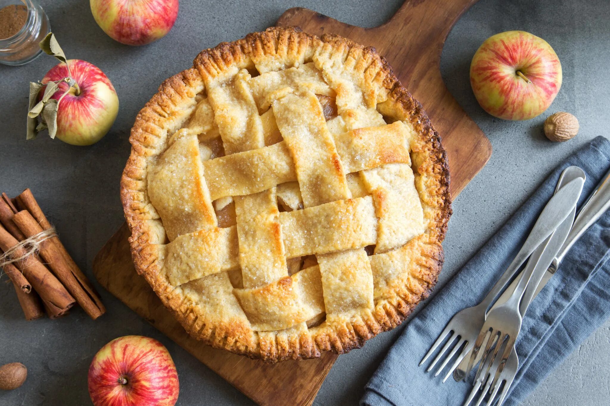 Pie сайт. Пирог с корицей. яблочный пирог на молоке с корицей. apple pie. яблочный пирог с корицей и медом.