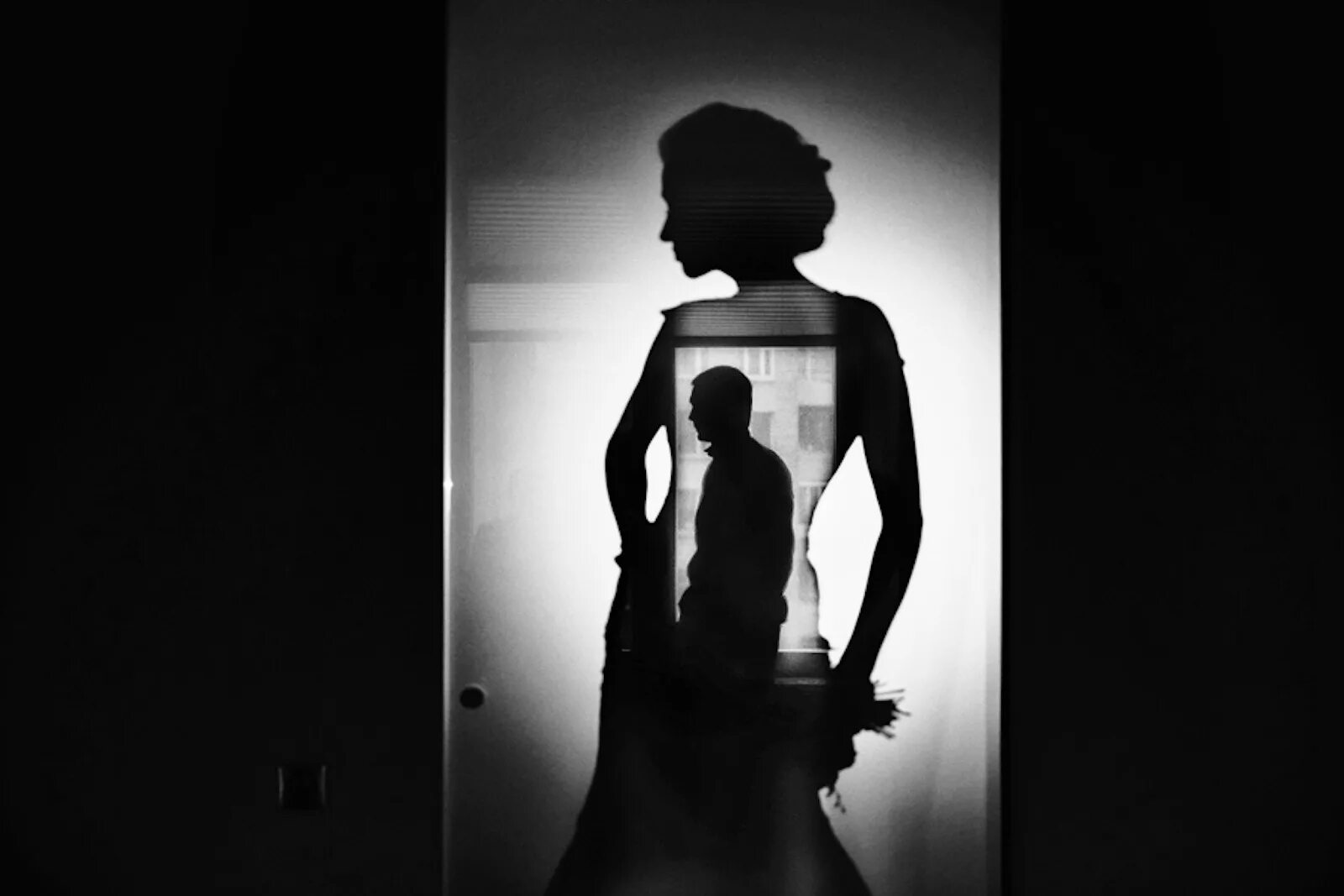 Фотосессия с тенями. Человек в зеркале. Отражение в зеркале. Отражение тени. Reflection woman