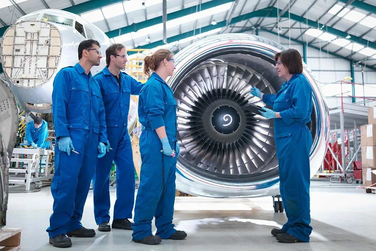 Her are engineers. Аэрокосмическая промышленность. Аэрокосмическая инженерия. Инженер авиастроения. Инновации в авиастроении.