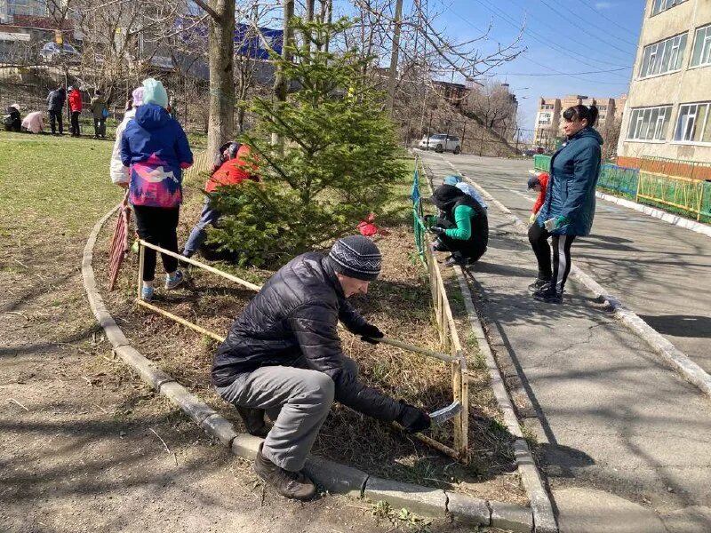 Летний трудовой отряд для школьников. Уборка территории детского сада. Озеленение территории высадка деревьев. Дети на уборке территории. Описать фотографию на школьном участке.