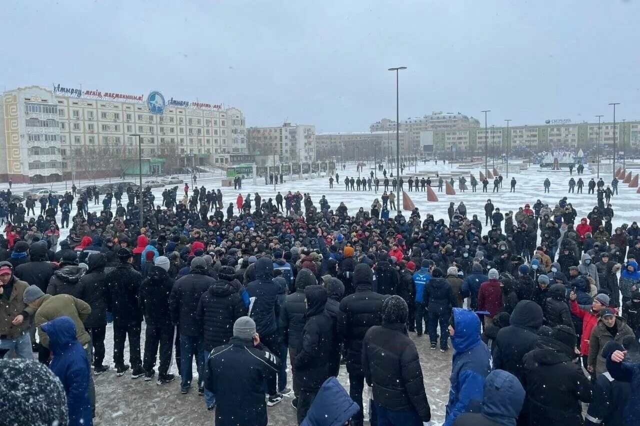 Избиение салтанат в казахстане видео. Казахстан январь 2022 протесты. Массовые протесты в Казахстане 2022. Митинги в Алматы январь 2022. Митинг в Казахстане январь 2022.