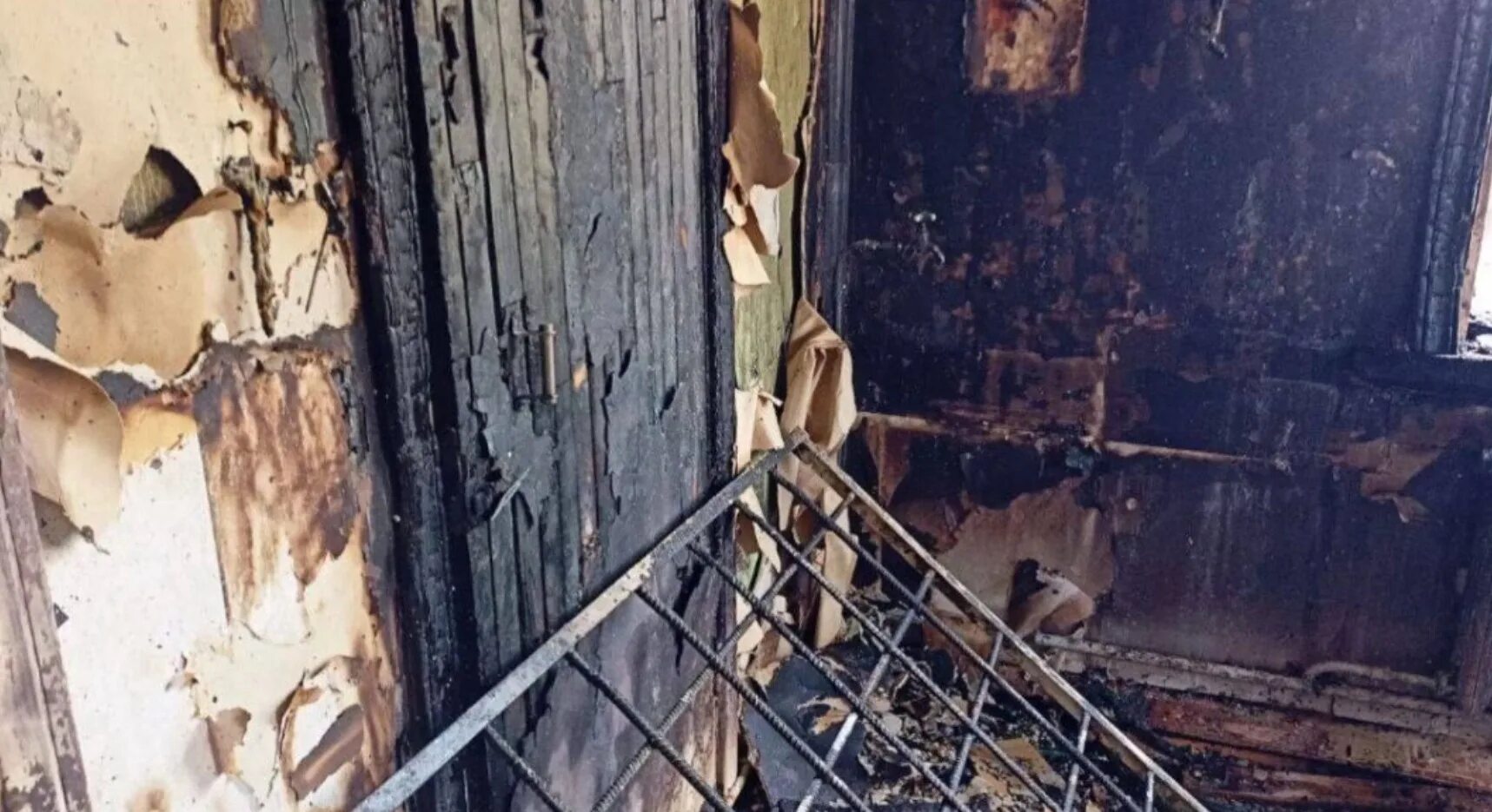 Сгорел военкомат. Военкомат улан-удэ подожгли в улан. Нижневартовск военкомат коктейль молотова. Поджог военкомата. Поджог военкомата в спб.