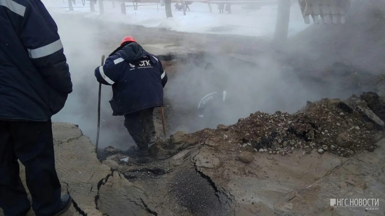 Прорыв водопровода. Прорыв трубы. Прорыв трубы горячего водоснабжения. Прорыв теплотрассы.