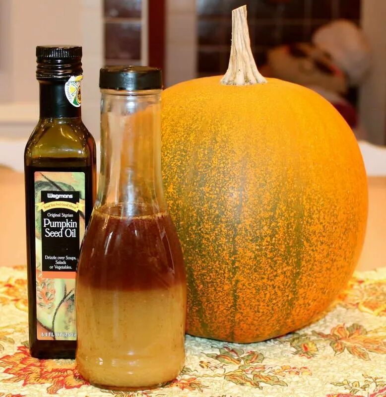 Самогон из тыквы. Pumpkin oil масло тыквенное. Тыквенное масло полезные. Тыквенное вино. Настойка из дыни на спирту.