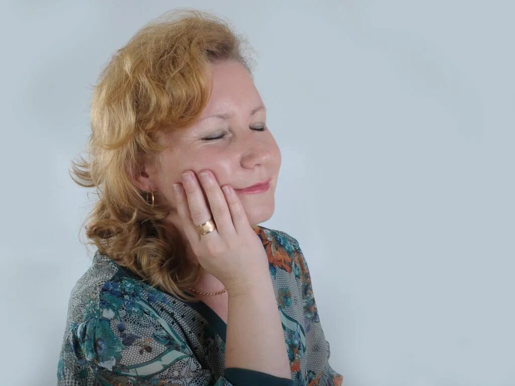 Девушка с зубной болью. Стоматолог и пациент. Боль в зубе. Гиперестезия кожи лица. Зубная боль череповец.