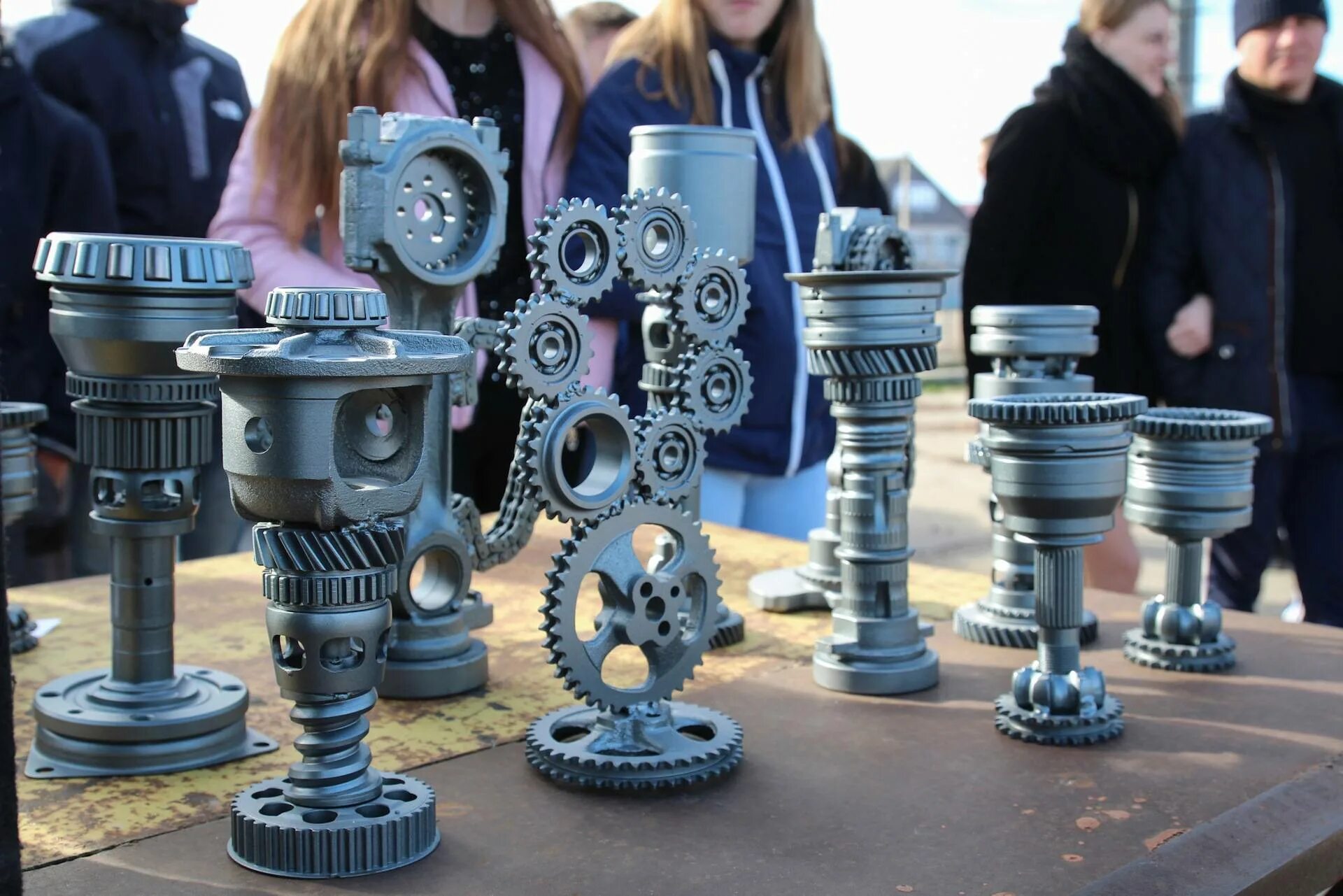 изделия из листового металла. фигуры из автозапчастей. смешная реклама автозапчастей. автомеханик юмор. поршень красивый.