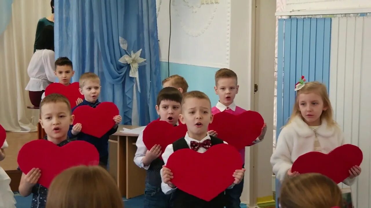 Песня пять февральских. Танец для старшей группы 5 февральских роз на 8 марта. конфетное дерево на утренник 8 марта. 5 февральских роз танец в детском саду. танец пять февральских роз в детском саду видео.