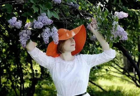 Даже здесь я слышу запах сирени