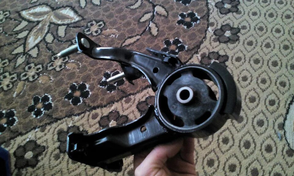 Как поменять заднюю подушку Сайлентблок нижней опоры двигателя Peugeot 307, 1.6 л., 2006 года на DRIVE2