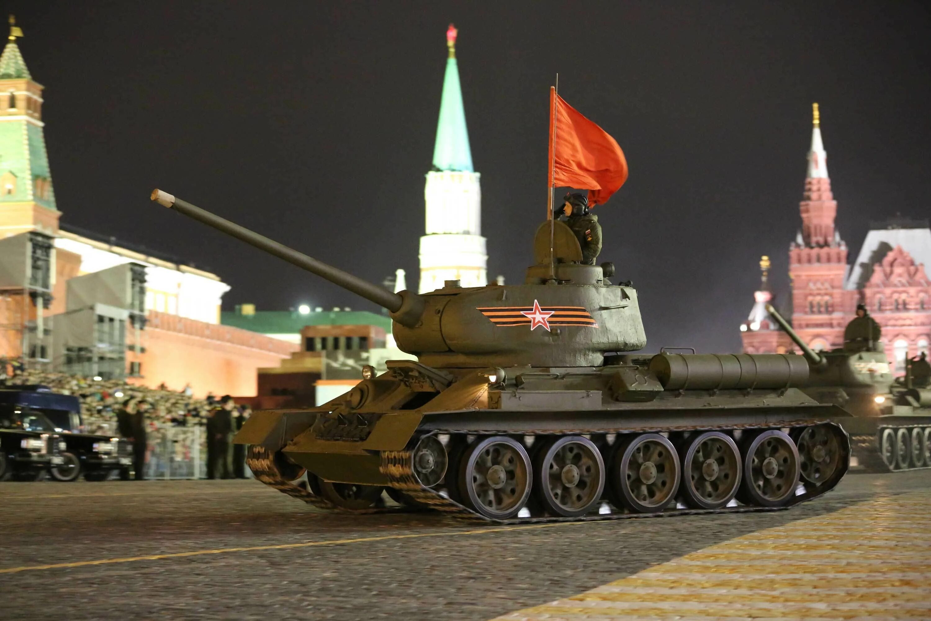 Т 34 победы. Танк т-34 на красной площади. Т 34 на красной площади. Танк т 34 85 на параде. Танк т34 победный.