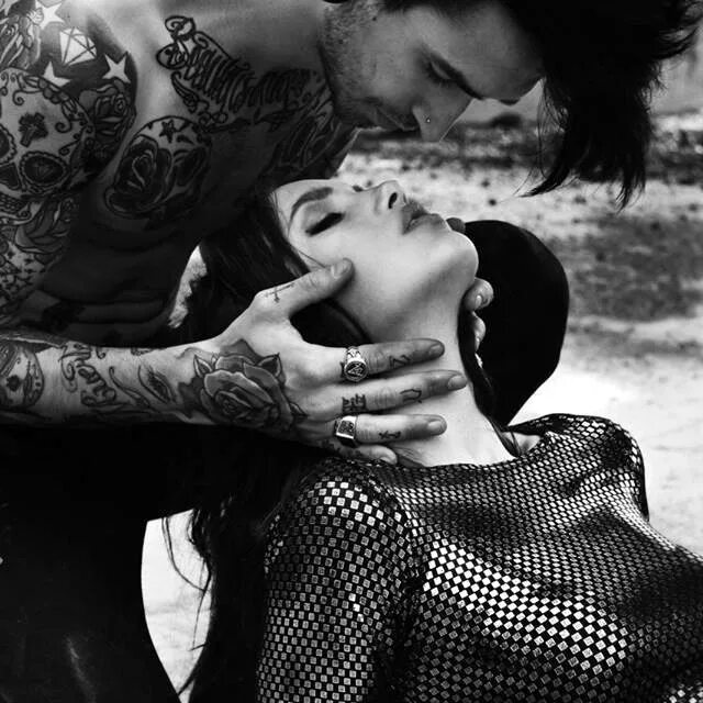 "девушка делает тату мужчине". Тату мастер девушка. Making tattoo. Тату мастер девушка. Делает тату.