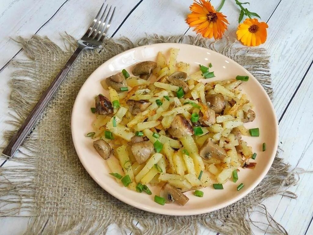 Жарен картошка с грибами. Картофель жареный с грибами. жареная картошка с шампиньонами. картошка с шампиньонами на сковороде. картофель жареный с грибами и луком.