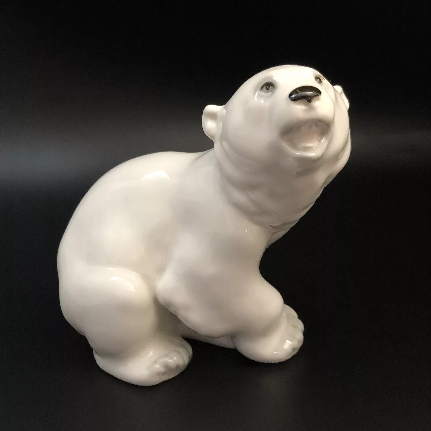 Большой белый медведь лфз. Белый медведь лфз воробьев. Медведи статуэтка лфз чарушин. Белый медведь лфз. Фарфоровая фигурка белый медведь ифз.