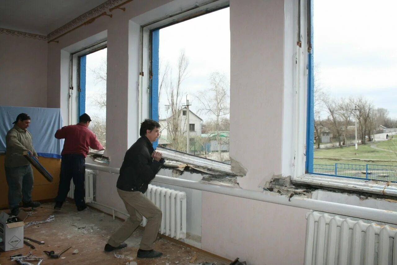 Замена окон это капитальный ремонт. Окно в школе. Пластиковые окна в школе. Стеклопакет для школы. Старые окна в школе.