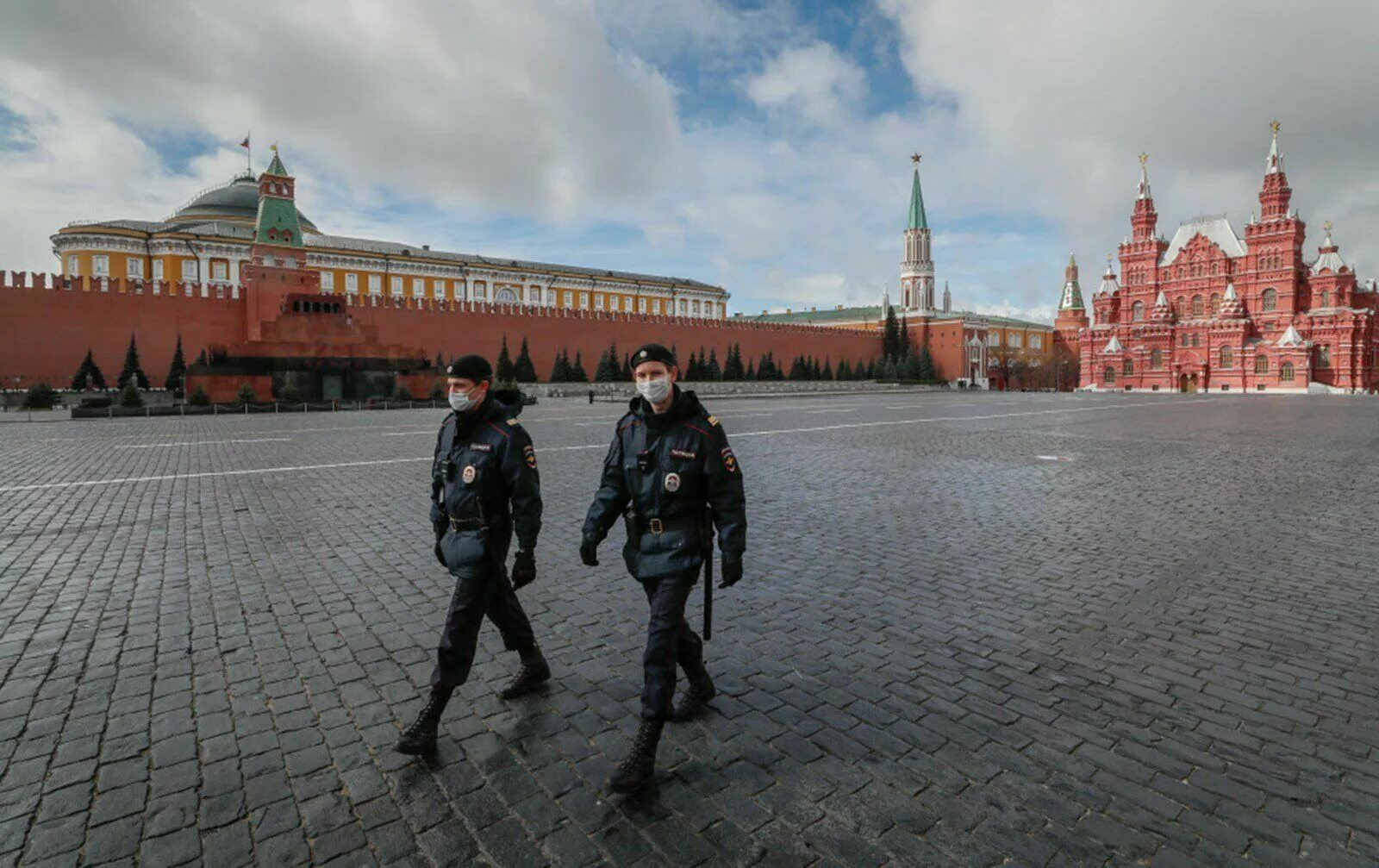 Москва Кремль красная площадь. Кремль фон. Люди на красной площади. 18 апреля 2012