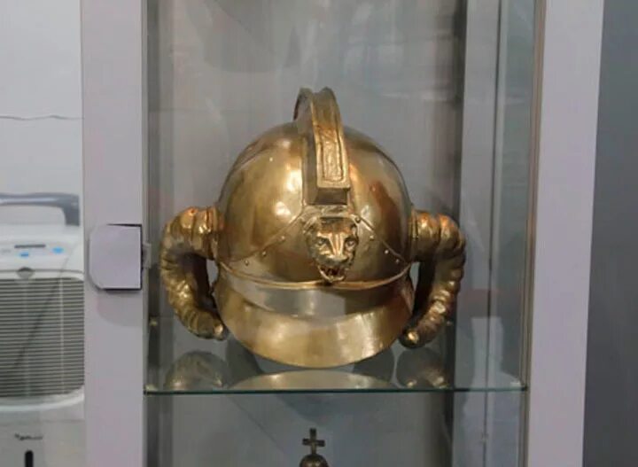 Шлем удачи. Золото шлем александра македонского. Александр македонский золотой шлем. Золотой шлем джентльмены удачи. Шлем александра македонского джентльмены удачи.