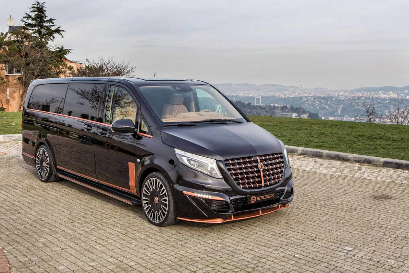 Микроавтобус майбах. Мерседес виано майбах. mercedes v class maybach. mercedes-benz vito 2025 tuning. мерседес вито майбах 2025.