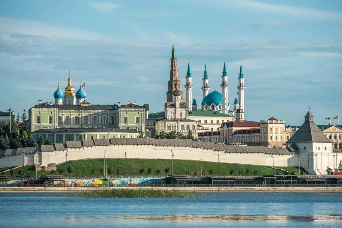 Чем известен казанский кремль. Казанский Кремль Казань. Музей заповедник Казанский Кремль. Кремлевский Кремль Казань. Казанский Кремль достопримечательности Казани.