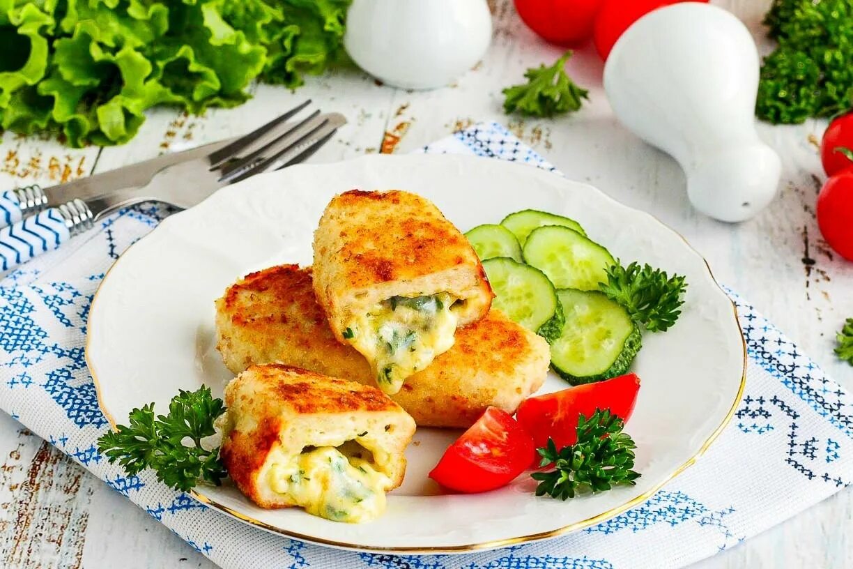 Куриные зразы на сковороде. Зразы куриные. зразы куриные с сыром. зразы с сыром на сковороде. зразы мясные с сыром и зеленью.