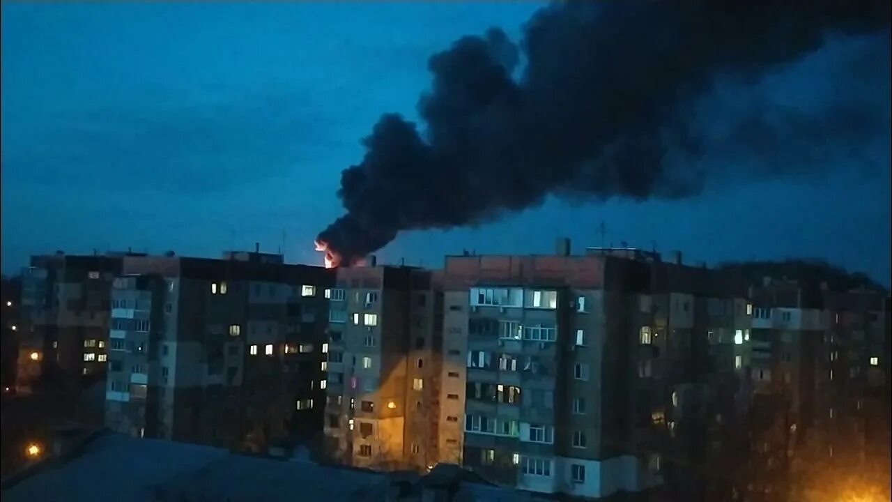 Взрывы 10 часов. Донецк горит. Пожар на Раздольной в Донецке. Горит Галактика в Донецке. Донбасс в огне.