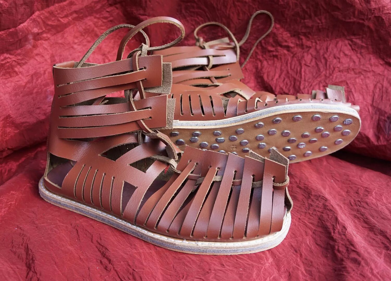 Первые сандали. Калиги Римского легионера. Калиги обувь Римская. Обувь легионеров древнего Рима калиги. Сандалии калиги римские.