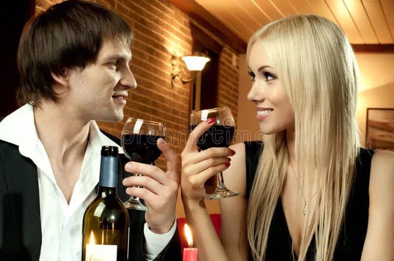 Медленный танец с девушкой. Девушка и мужчина в ресторане. Пригласили мужчину девочку. Пригласили мужчину девочку. Что говорят при первой встрече.