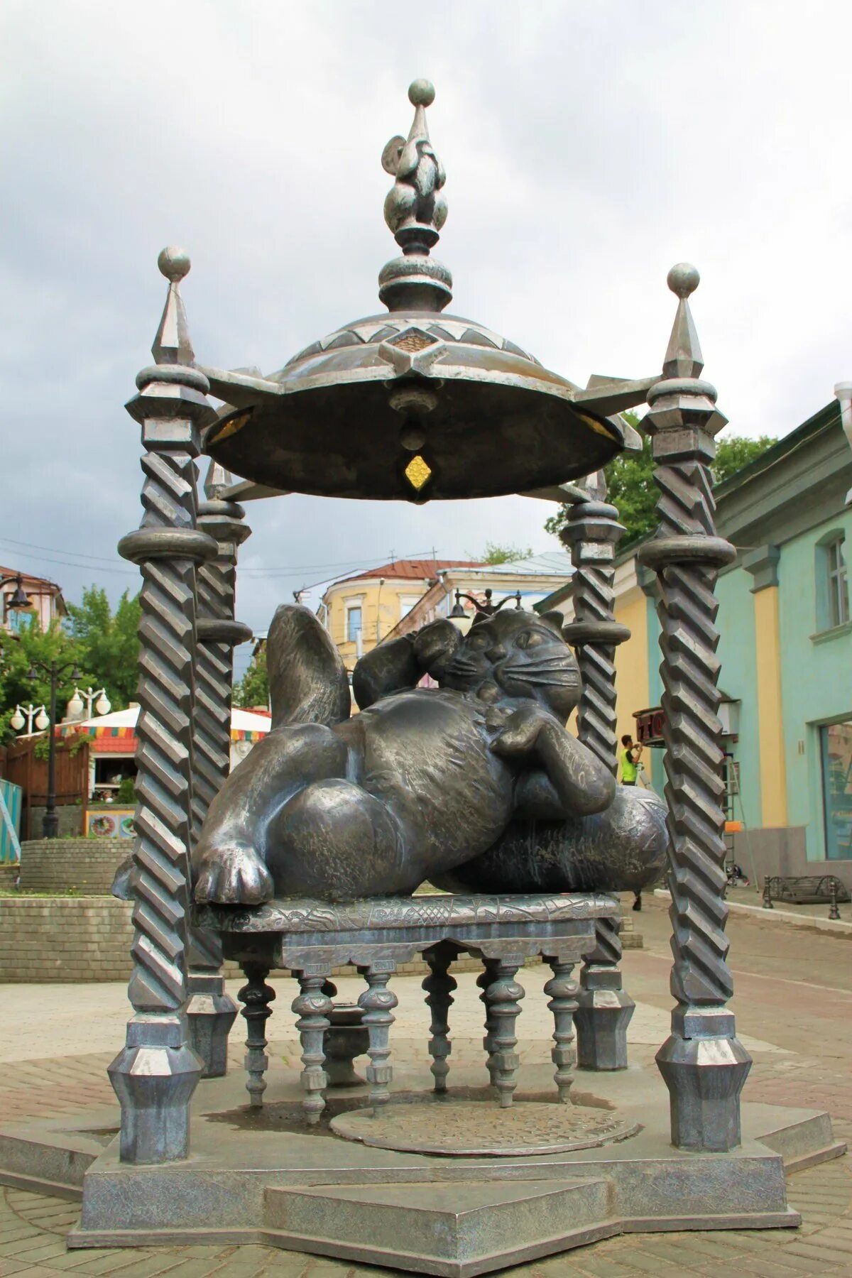 Кот Казанский памятник в Казани. Памятник коту Казанскому улица Баумана. Памятник коту Казанскому в Казани улица Баумана. Алабрыс кот Казанский. Кот в казани на улице баумана