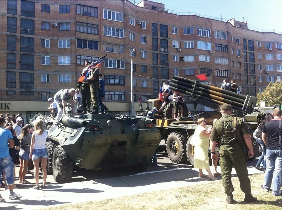 Горловка донецкая область разрушения. Донбасс медио горловка. Горловка ул черняховского. Горловка 2022 88 квартал. 14 школа горловка обстрел.